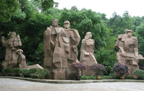 我支部组织党员参观云居山革命烈士纪念碑
