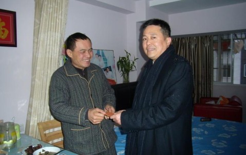 我所朱虹律师冒雨慰问贫困户