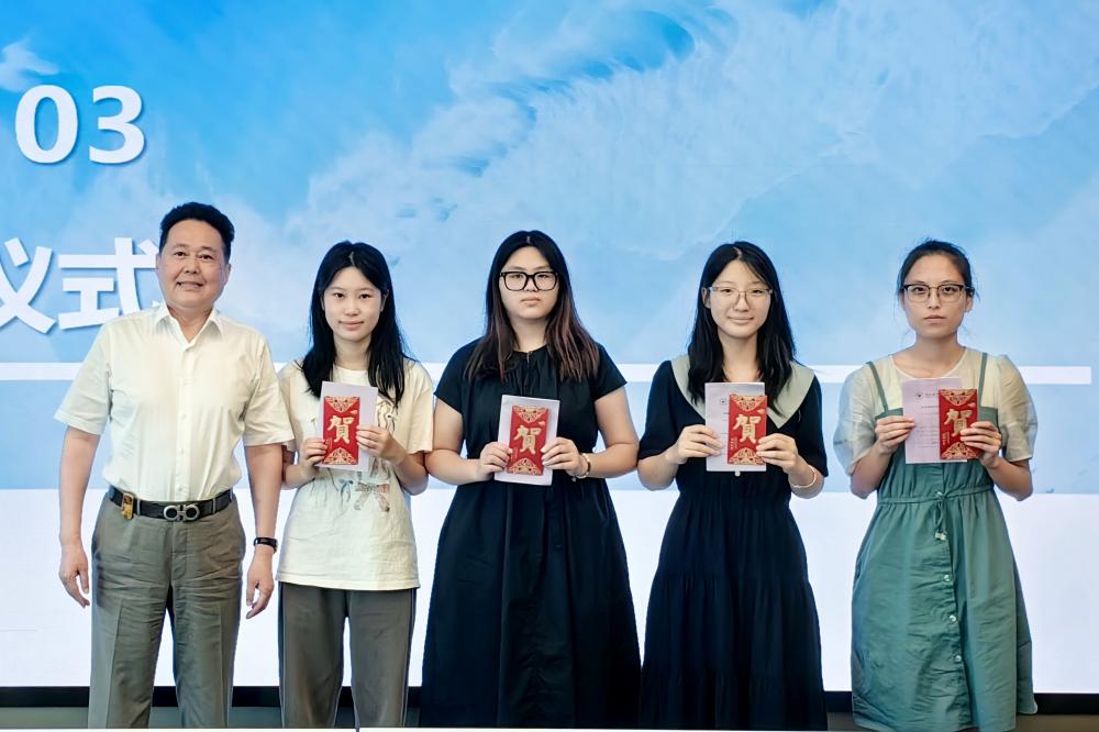 颁奖_副本.jpg 颁奖_副本.jpg