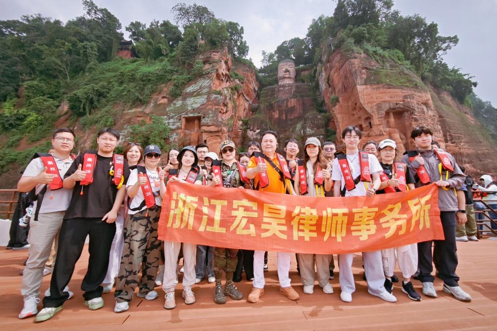乐山大佛合照_副本.jpg 乐山大佛合照_副本.jpg